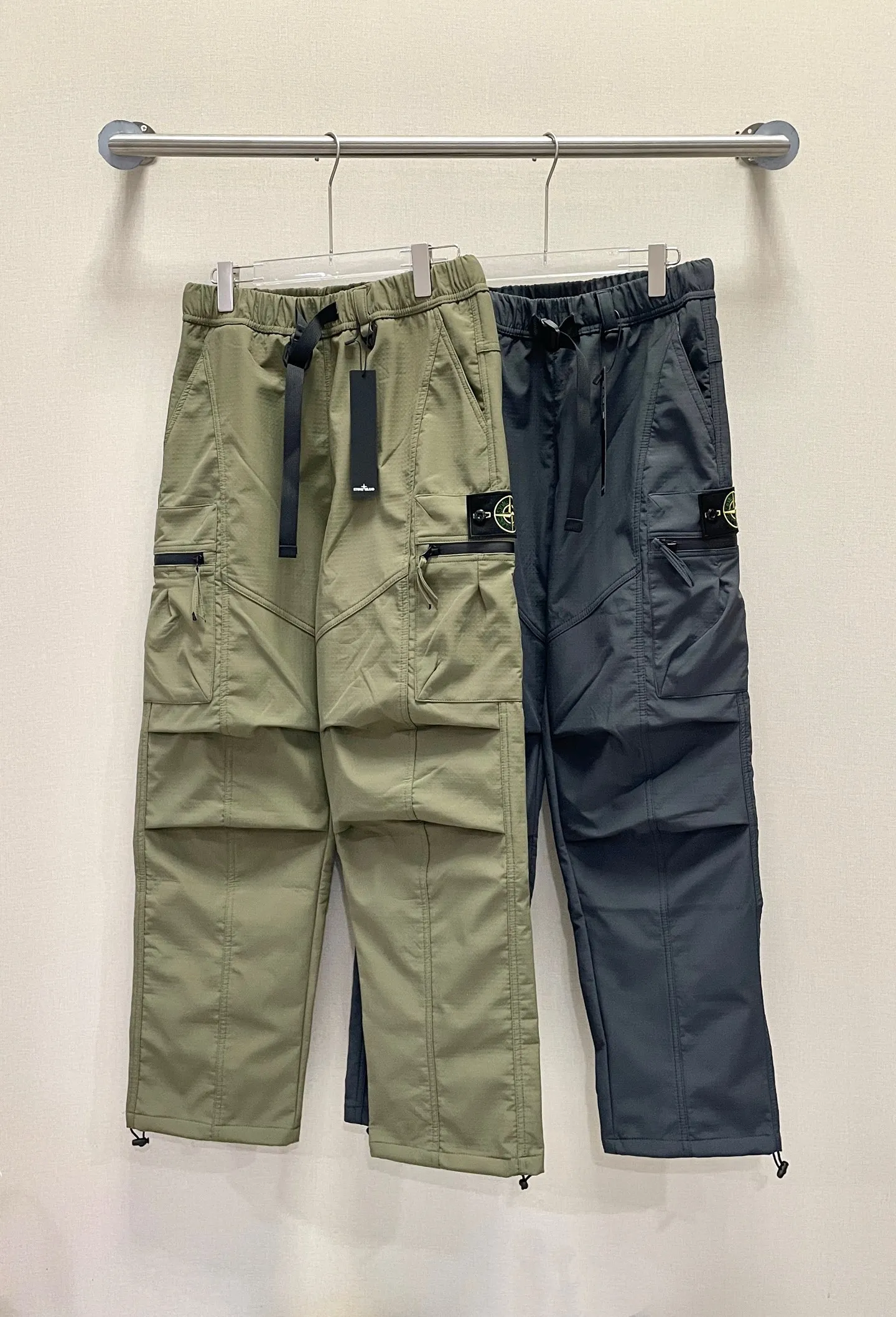 P280 Stone Island/Stone Island badge velvet casual workwear straight pants. Velvet style. Good warmth in autumn and winter. Original quality. Must buy in winter. Variable leg version. The upper body is very simple, handsome and stylish. It is for men and women. The micro-elastic texture is very soft and comfortable. The upper body is super versatile and can be worn by anyone. The loose version is suitable for all kinds of figures. I like to wear it quickly. Color: black, army green, dark gray, apricot